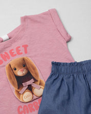 Conjunto blusa rosa con estampado de conejo y short azul para niña
