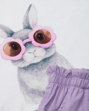 Conjunto camiseta blanca con estampado de conejo, moño en hombro y short lila para niña