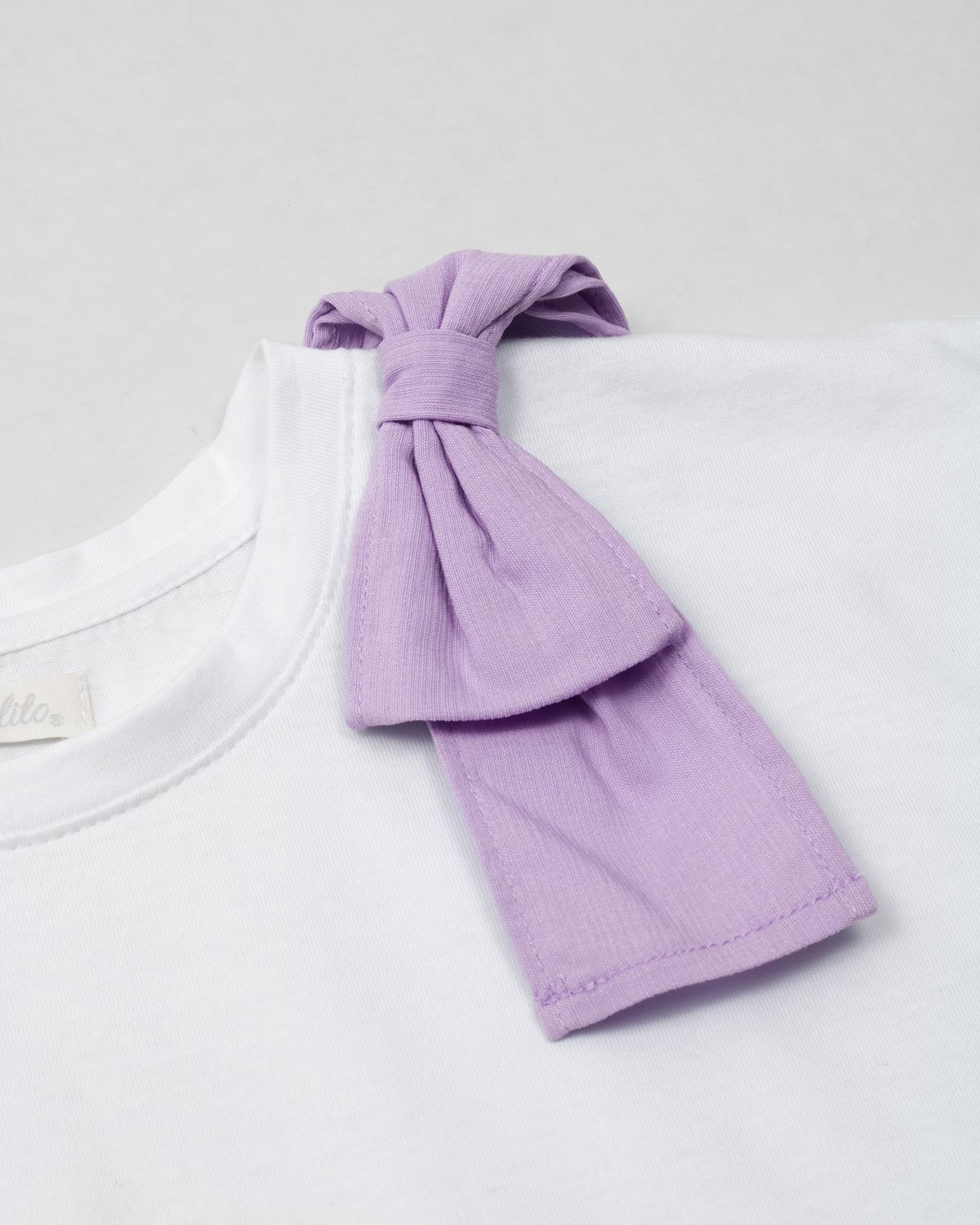 Conjunto camiseta blanca con estampado de conejo, moño en hombro y short lila para niña