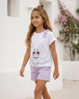 Conjunto camiseta blanca con estampado de conejo, moño en hombro y short lila para niña