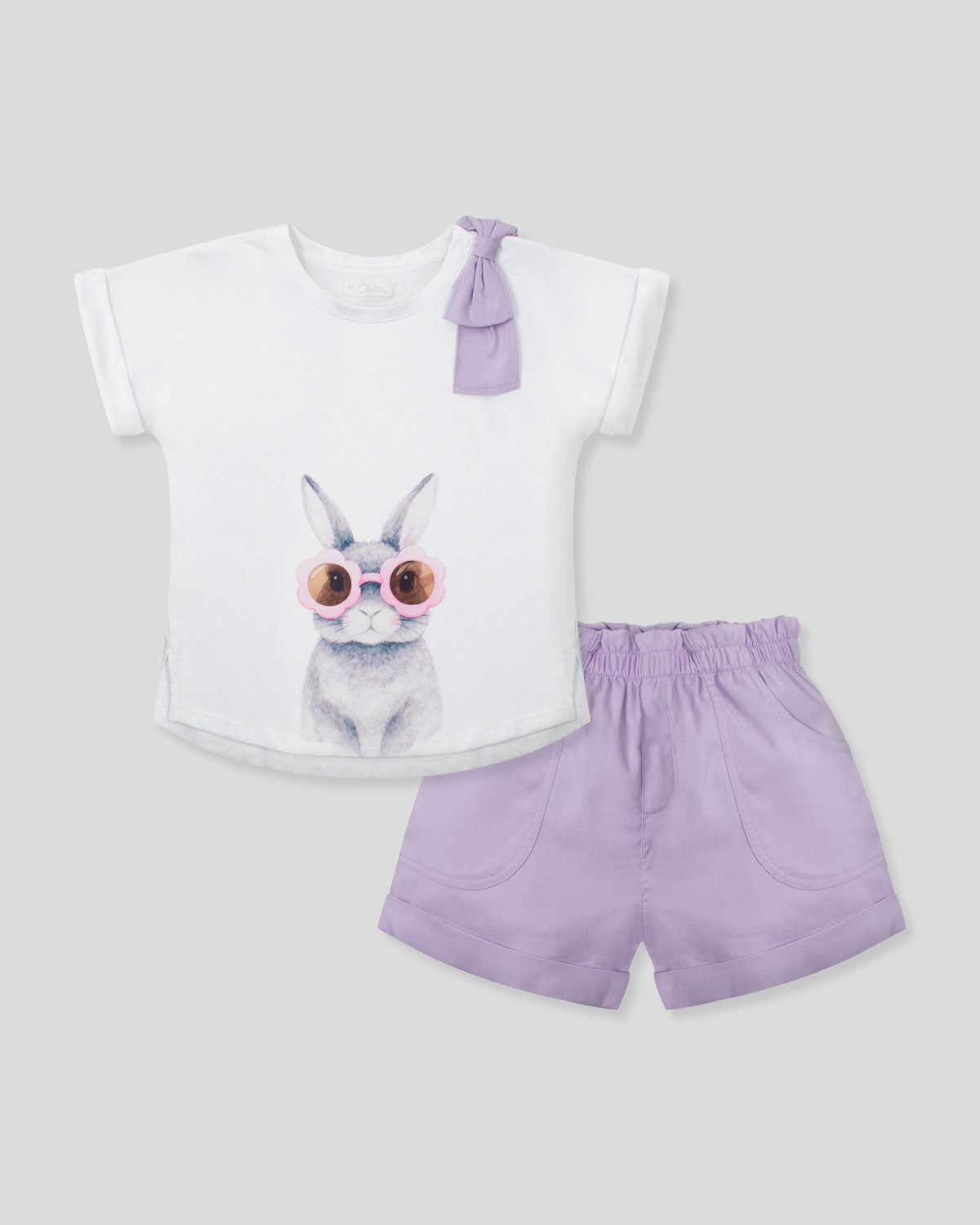 Conjunto camiseta blanca con estampado de conejo, moño en hombro y short lila para niña