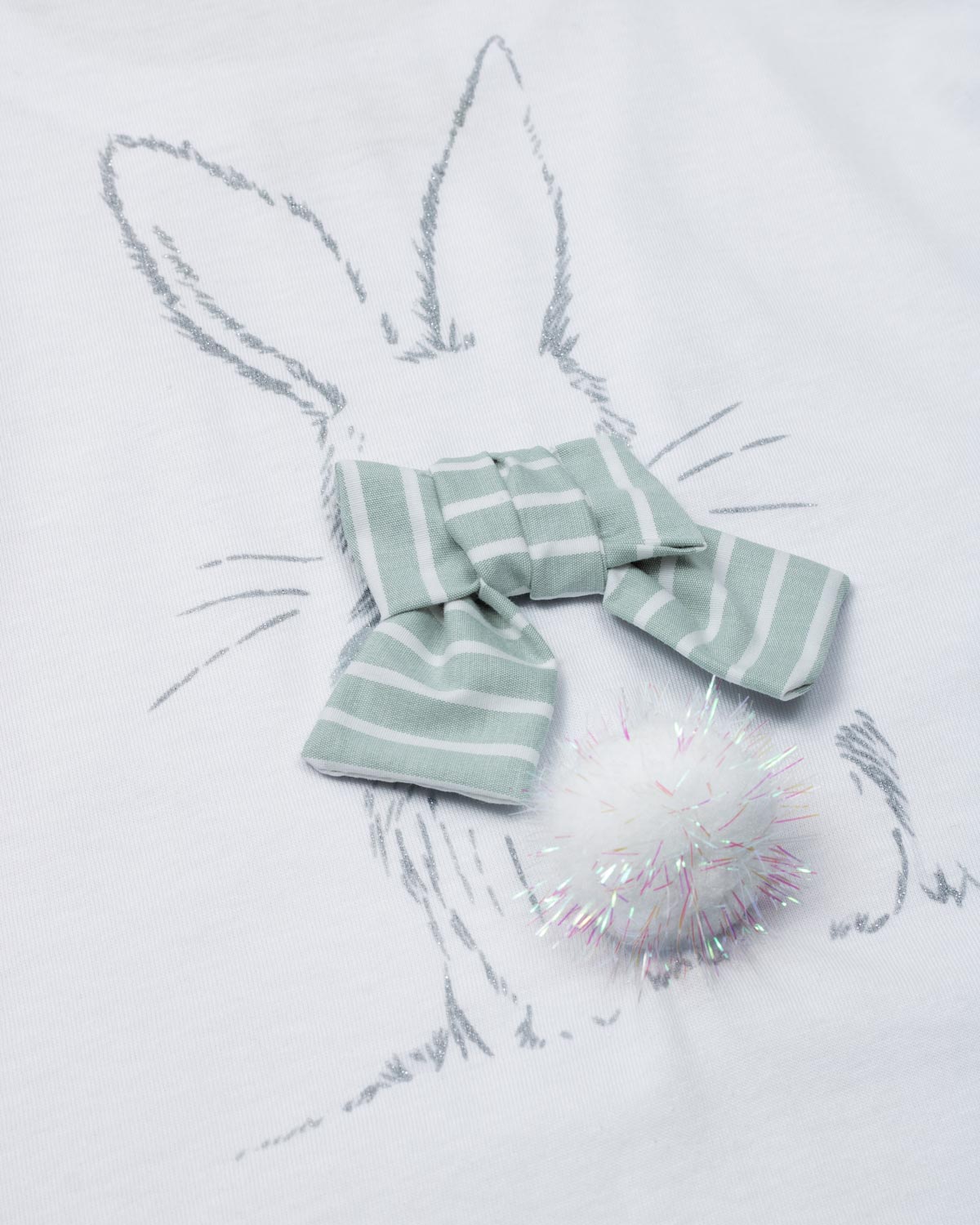 Conjunto blusa blanca con estampado de conejo y short de líneas verde menta con cinturón para niña