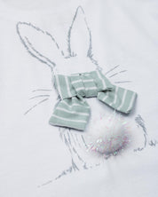 Conjunto blusa blanca con estampado de conejo y short de líneas verde menta con cinturón para niña