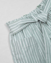 Conjunto blusa blanca con estampado de conejo y short de líneas verde menta con cinturón para niña