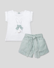 Conjunto blusa blanca con estampado de conejo y short de líneas verde menta con cinturón para niña
