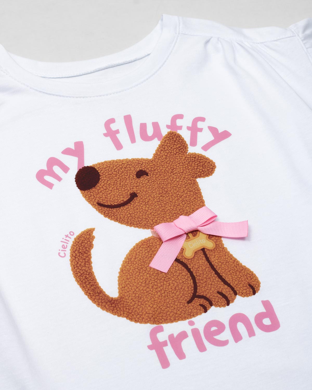 Conjunto blusa blanca con estampado, boleros en manga y short café para niña