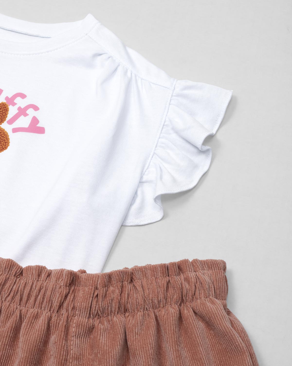 Conjunto blusa blanca con estampado, boleros en manga y short café para niña