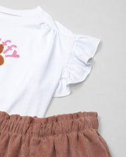 Conjunto blusa blanca con estampado, boleros en manga y short café para niña