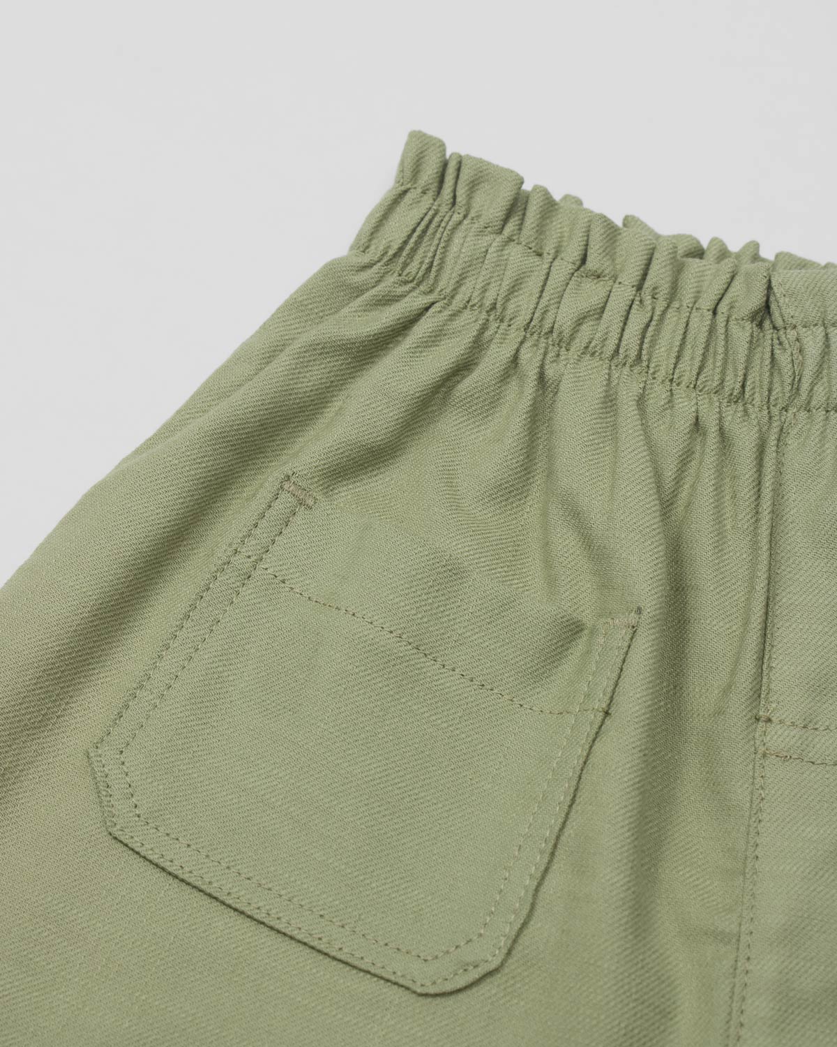 Conjunto blusa blanca estampada manga sisa y short verde para niña