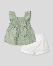 Conjunto blusa verde en tela hoja rota y short blanco para niña