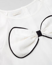 Conjunto blusa blanca con moño y falda negra plisada brillante para niña