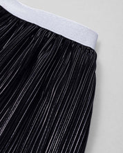 Conjunto blusa blanca con moño y falda negra plisada brillante para niña