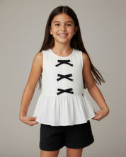 Conjunto blusa blanca con moñitos, bolero y short negro para niña