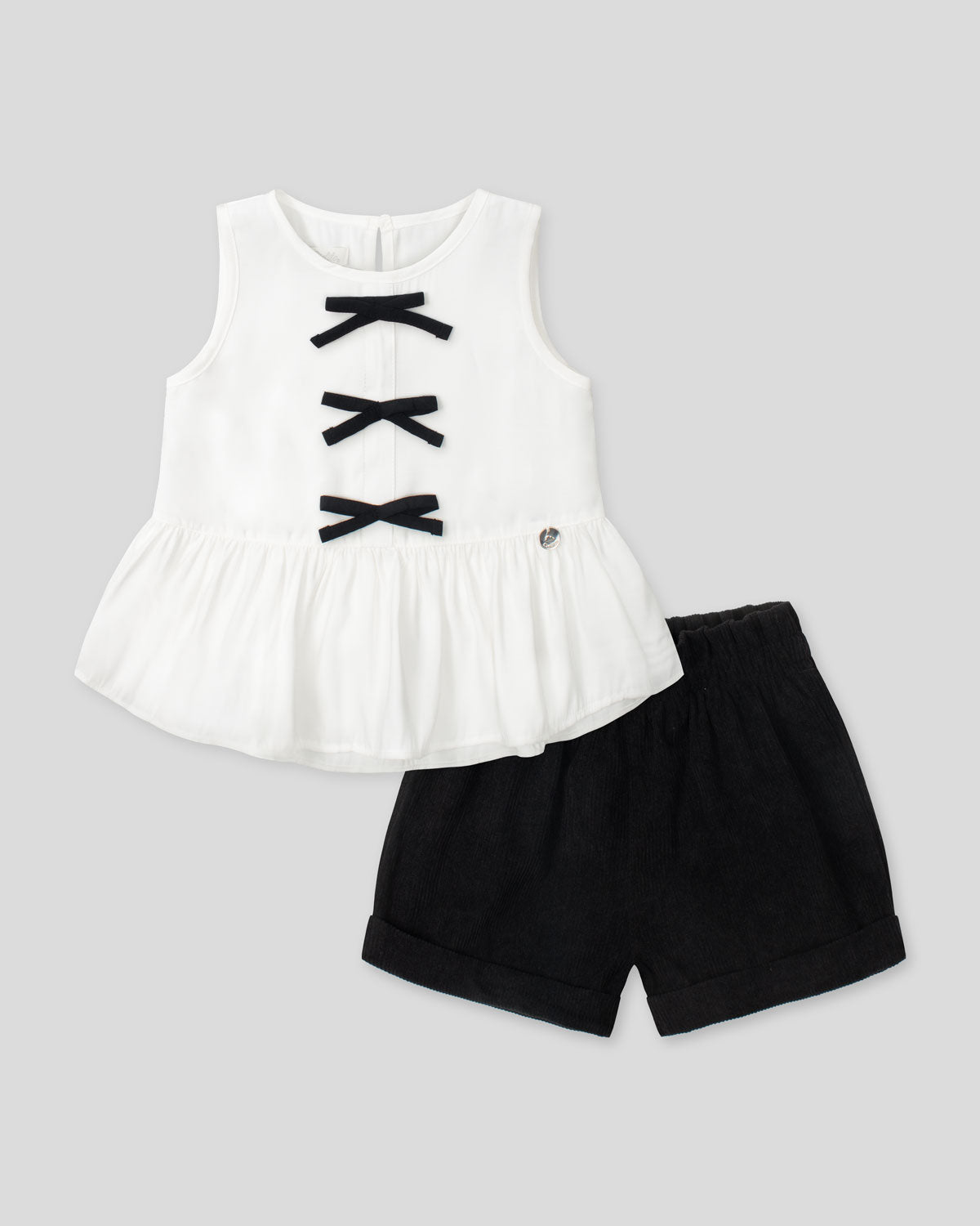 Conjunto blusa blanca con moñitos, bolero y short negro para niña