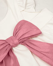 Conjunto blusa blanca con moño en espalda y short rosa brillante para niña