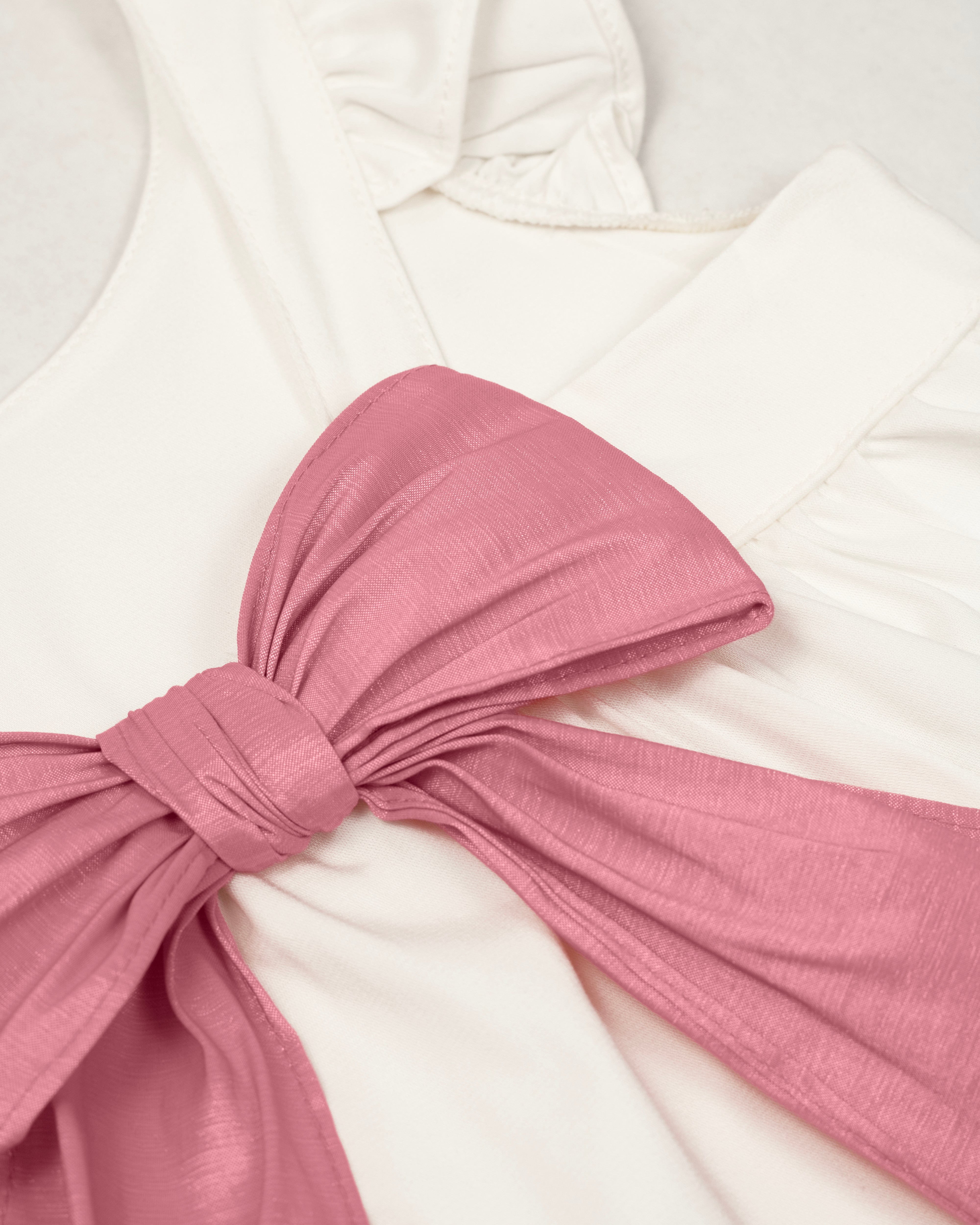 Conjunto blusa blanca con moño en espalda y short rosa brillante para niña