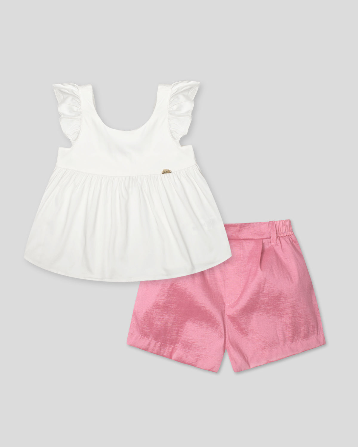 Conjunto blusa blanca con moño en espalda y short rosa brillante para niña