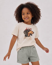 Conjunto blusa crema con estampado de perrito y short verde para niña