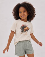 Conjunto blusa crema con estampado de perrito y short verde para niña