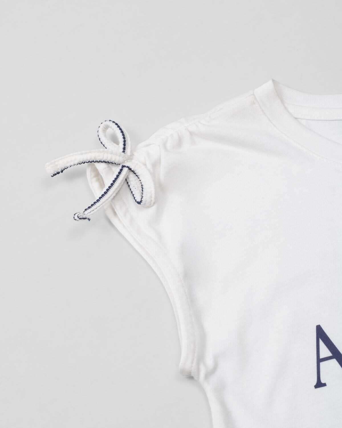 Conjunto con blusa blanca y falda short para niña