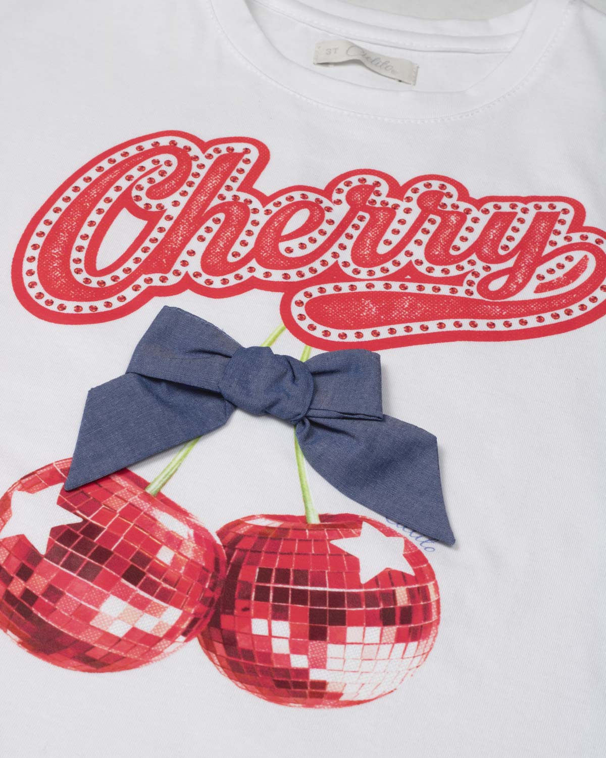 Conjunto camiseta blanca con estampado "Cherry" y short azul para niña