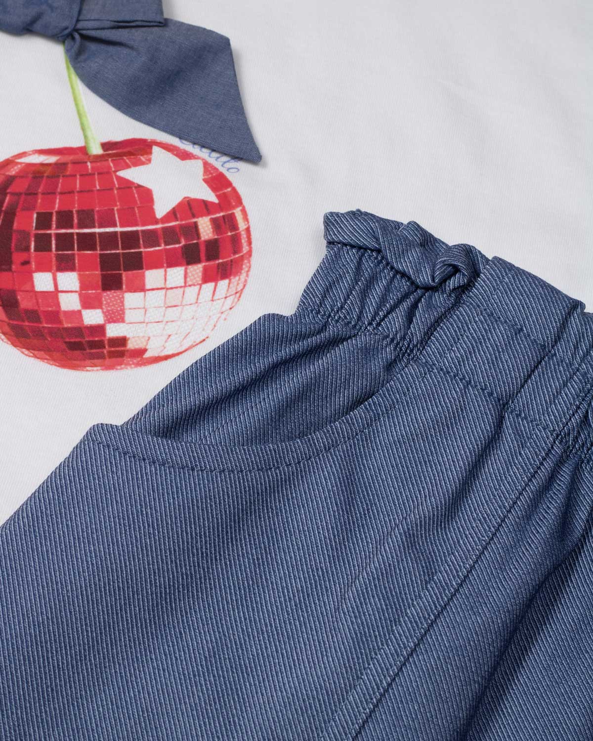 Conjunto camiseta blanca con estampado "Cherry" y short azul para niña