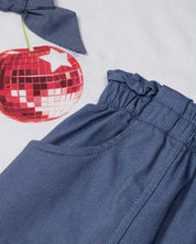 Conjunto camiseta blanca con estampado "Cherry" y short azul para niña