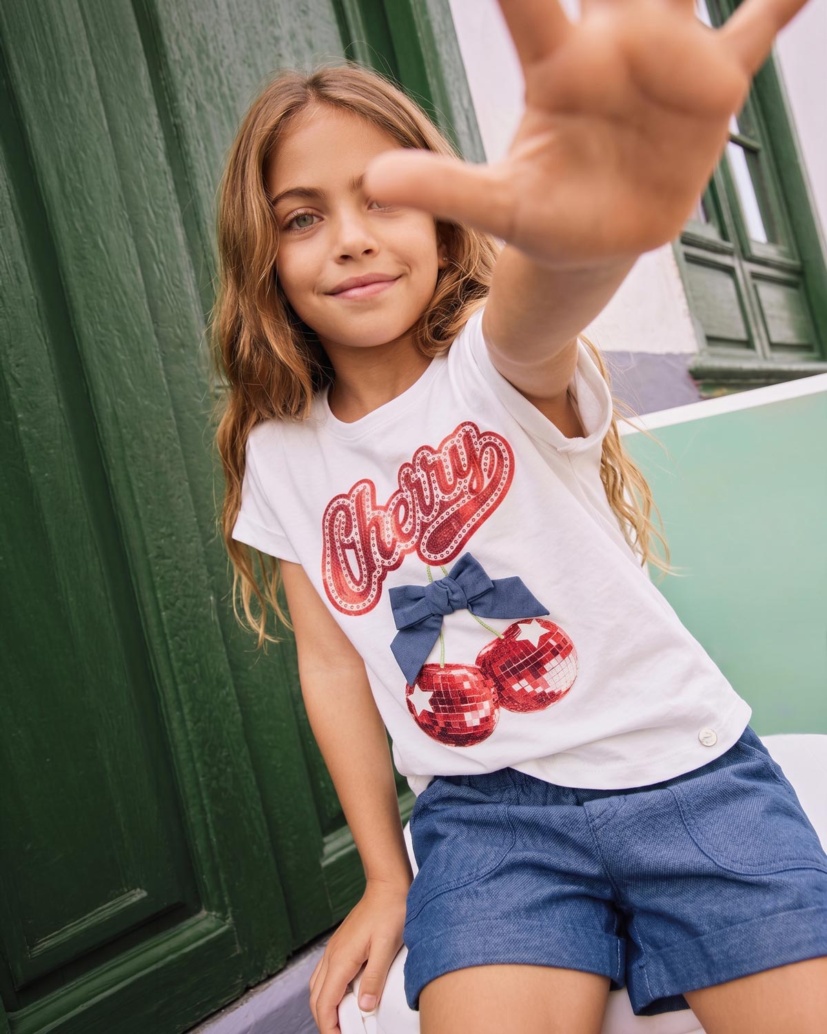 Conjunto camiseta blanca con estampado "Cherry" y short azul para niña