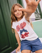 Conjunto camiseta blanca con estampado "Cherry" y short azul para niña