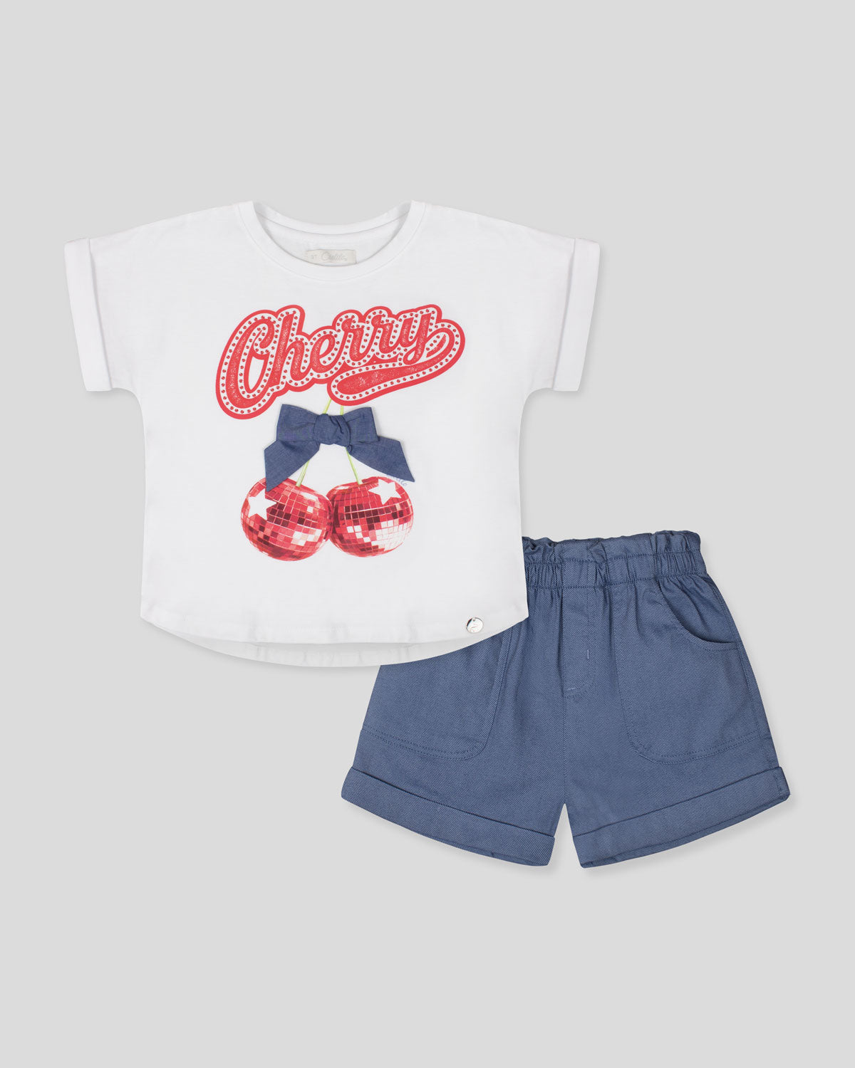 Conjunto camiseta blanca con estampado "Cherry" y short azul para niña