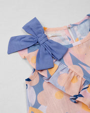 Conjunto blusa estampada con moño en hombro, boleto cruzado y short azul para niña