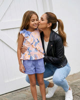 Conjunto blusa estampada con moño en hombro, boleto cruzado y short azul para niña