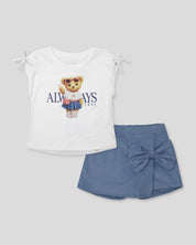 Conjunto con blusa blanca y falda short para niña