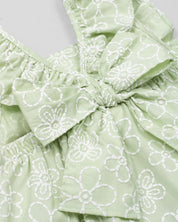 Conjunto blusa verde estampada con moño y short blanco para niña
