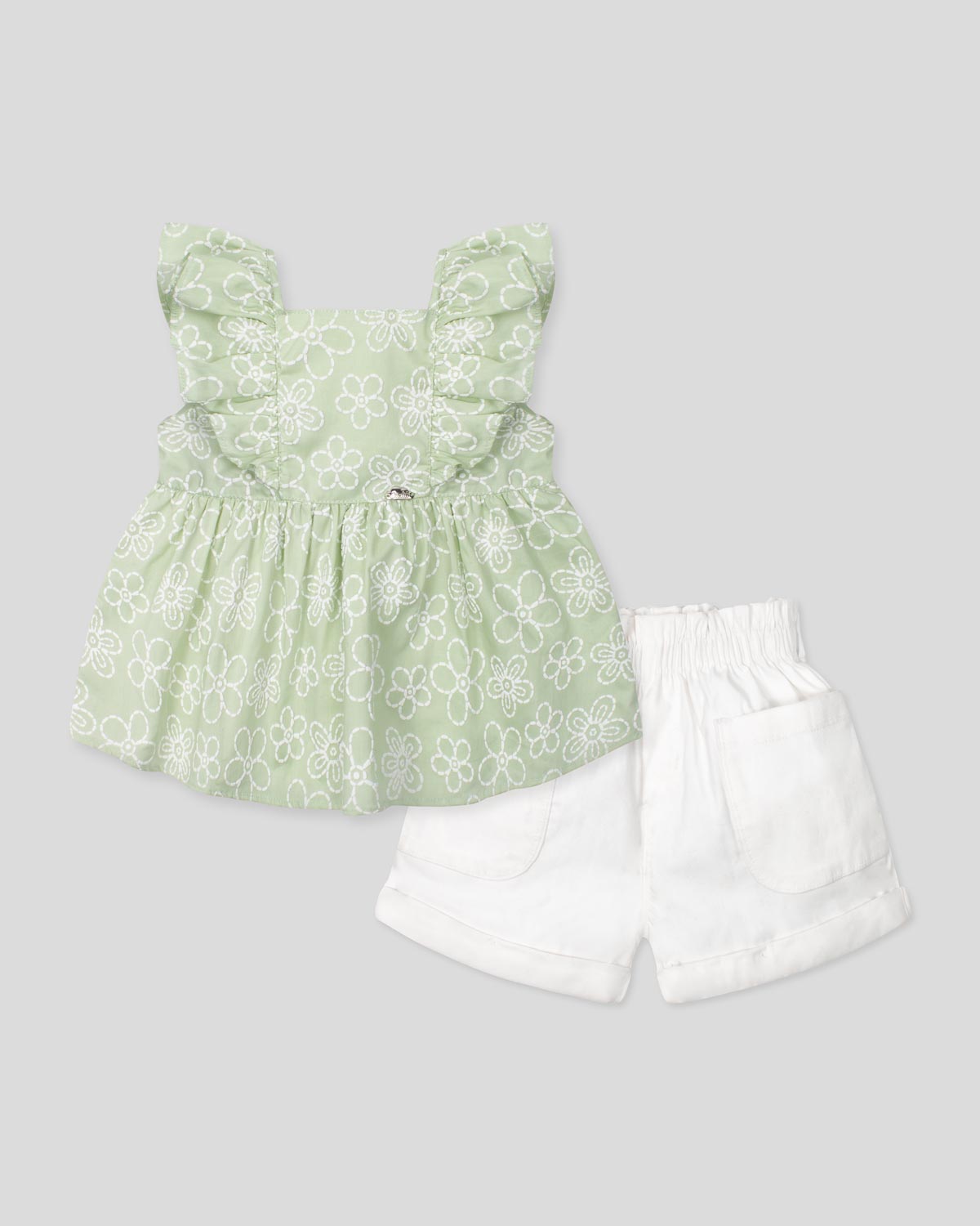 Conjunto blusa verde estampada con moño y short blanco para niña