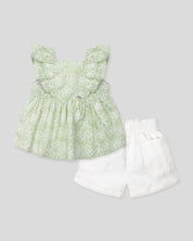 Conjunto blusa verde estampada con moño y short blanco para niña