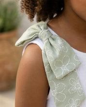 Conjunto blusa blanca con botones, moño y falda short verde estampado para niña