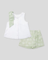 Conjunto blusa blanca con botones, moño y falda short verde estampado para niña
