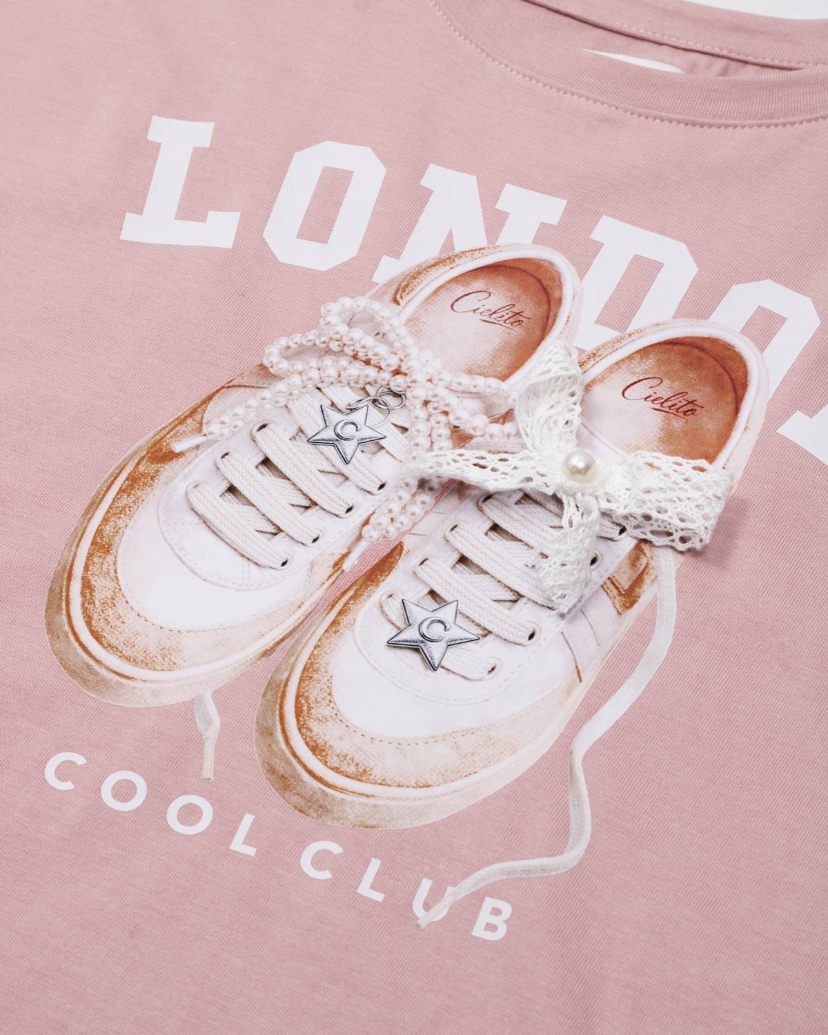 Conjunto camisa rosa estampada y falda short blanca para niña