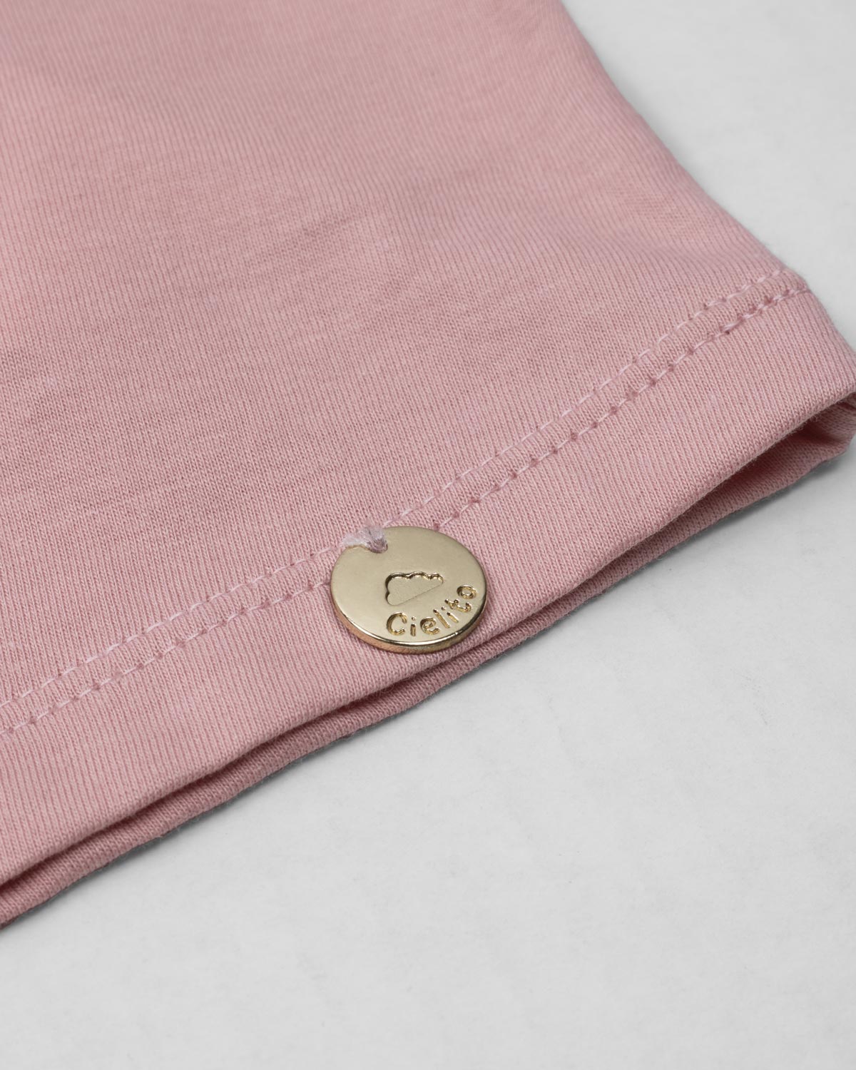 Conjunto camisa rosa estampada y falda short blanca para niña