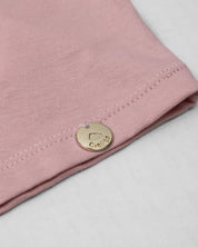 Conjunto camisa rosa estampada y falda short blanca para niña