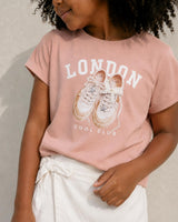 Conjunto camisa rosa estampada y falda short blanca para niña
