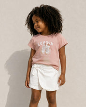 Conjunto camisa rosa estampada y falda short blanca para niña