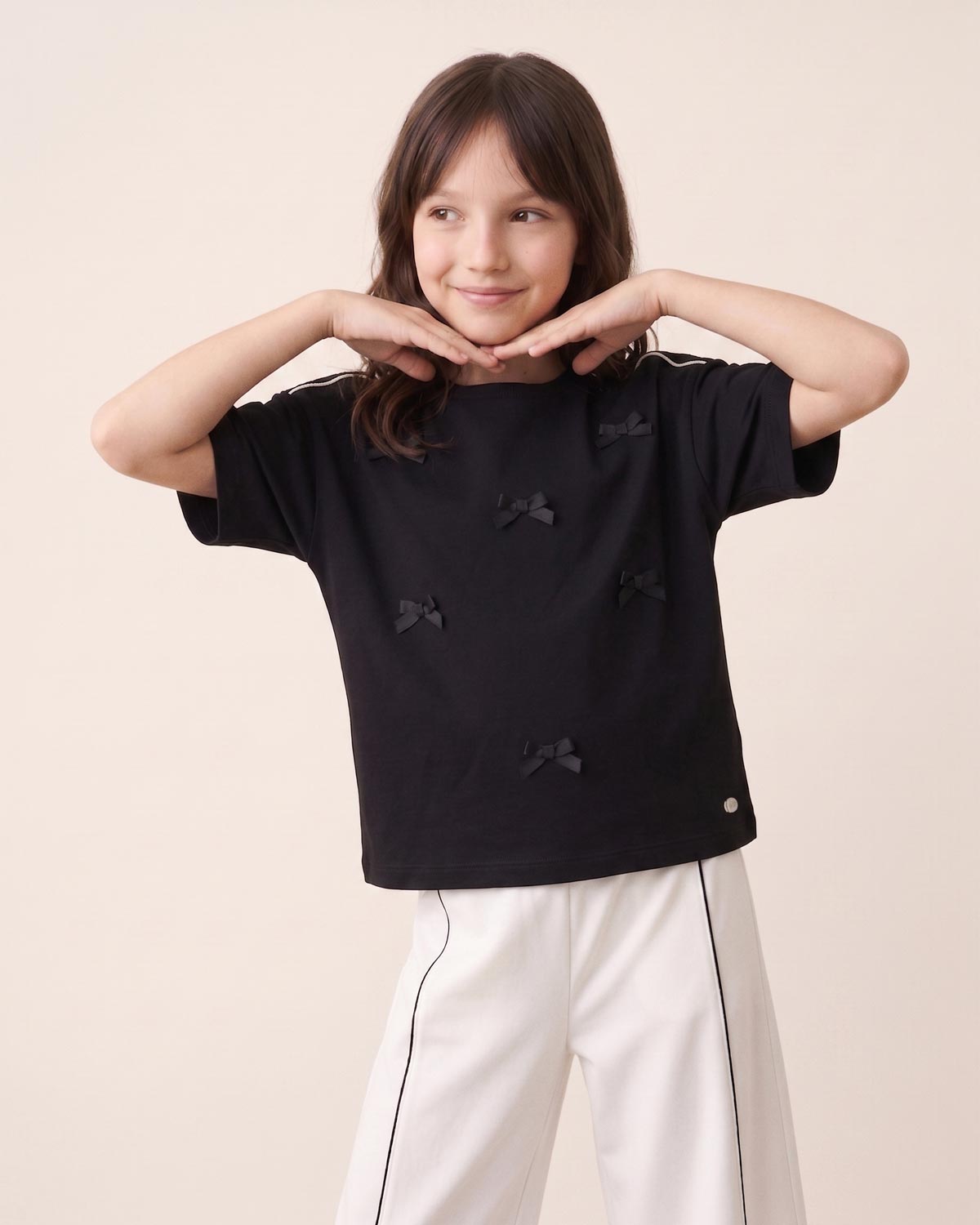 Conjunto blusa negra con moñitos y pantalón blanco para niña