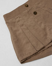 Conjunto blusa en tela hoja rota crema con moñitos y falda short café para niña