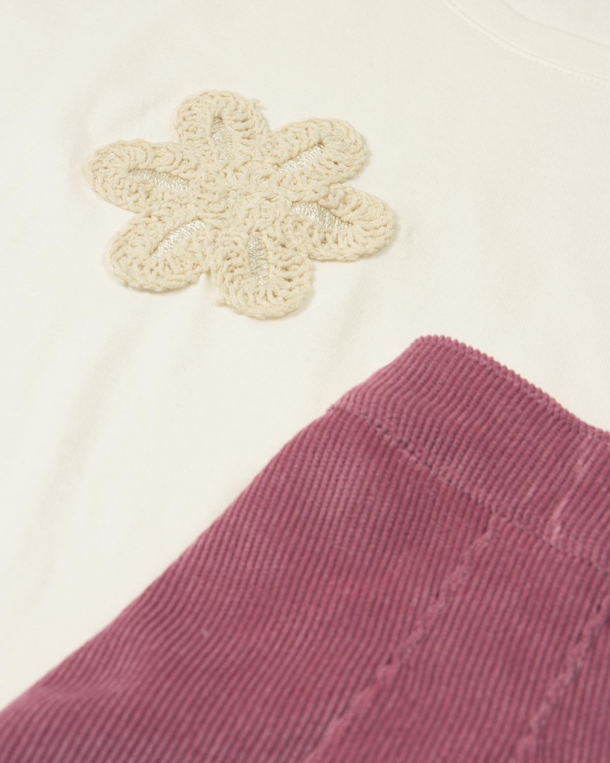 Conjunto blusa blanca con aplique de flores y falda short rosa oscuro para niña
