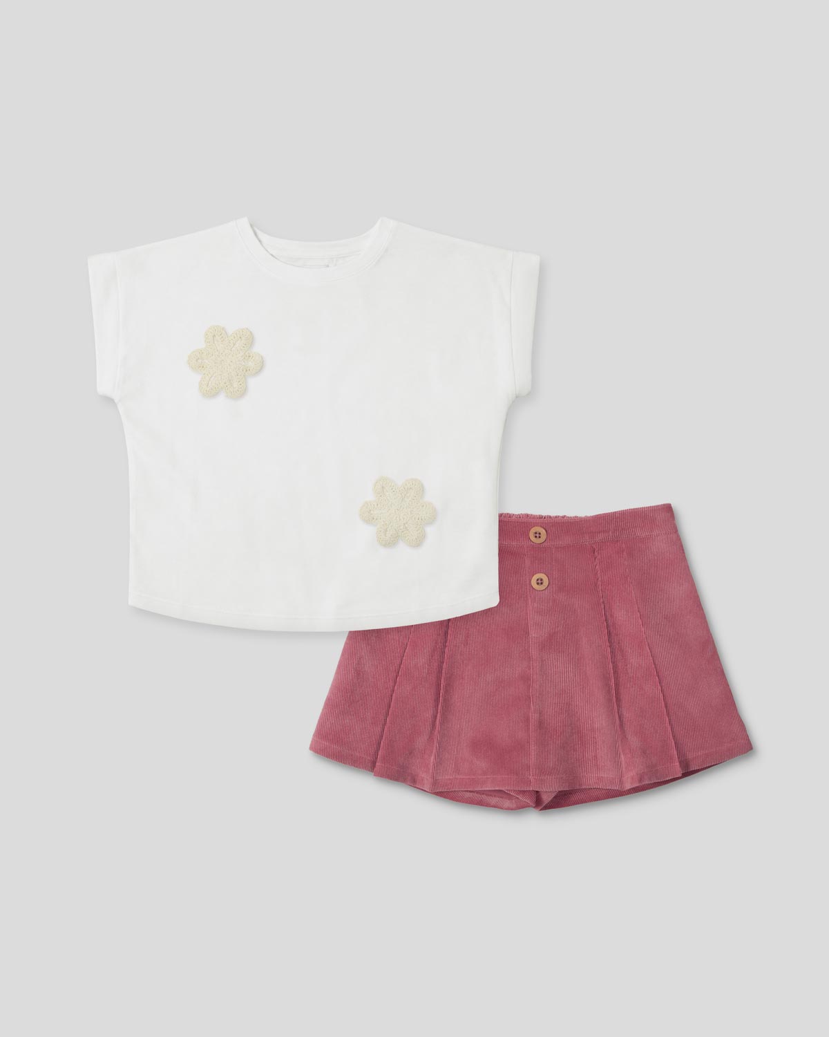 Conjunto blusa blanca con aplique de flores y falda short rosa oscuro para niña