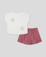 Conjunto blusa blanca con aplique de flores y falda short rosa oscuro para niña
