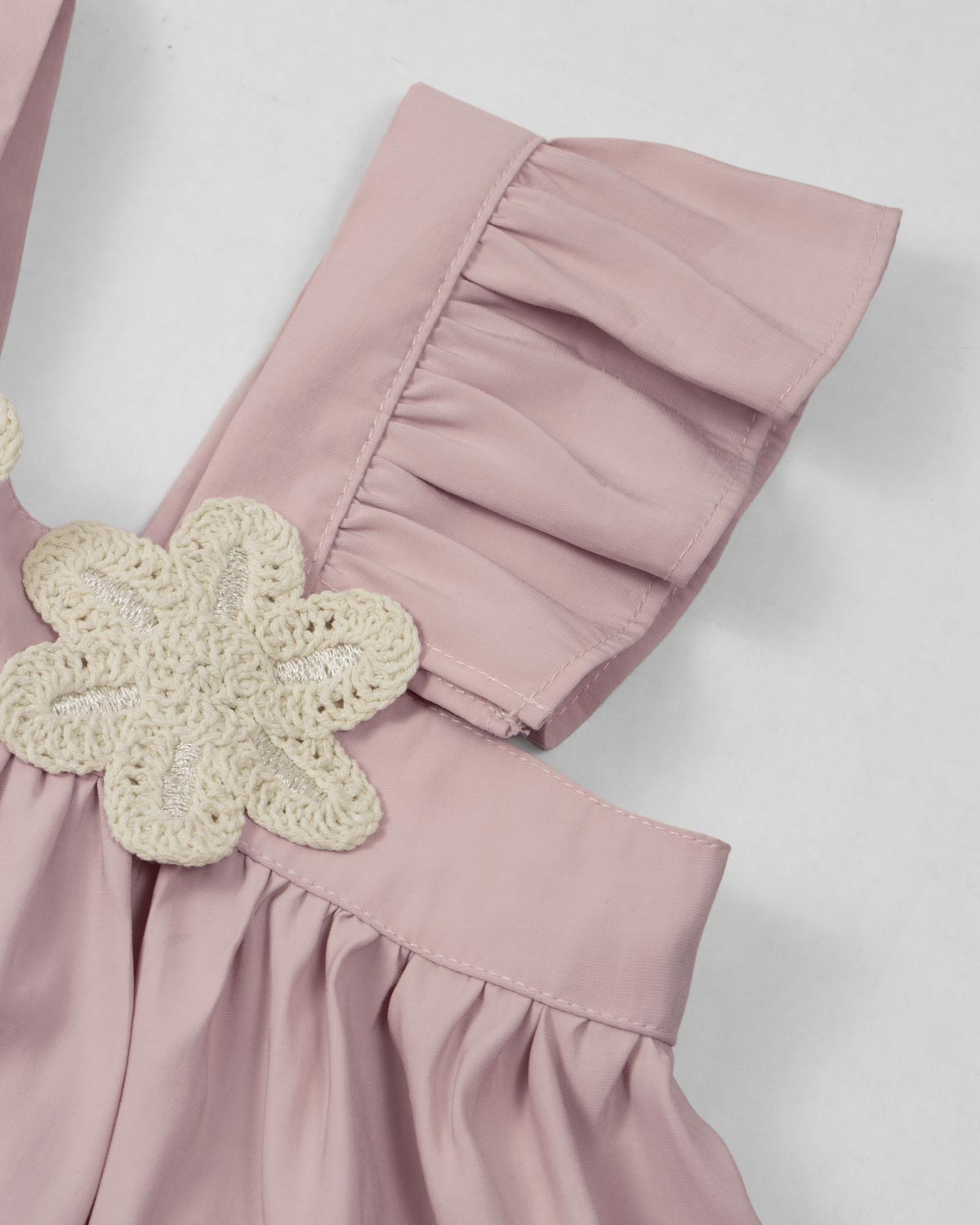 Conjunto blusa rosa de tiras con boleros, apliques de flor y falda short verde con moñitos para niña