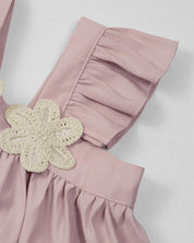 Conjunto blusa rosa de tiras con boleros, apliques de flor y falda short verde con moñitos para niña